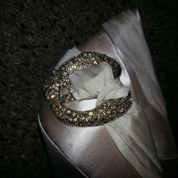 BADGLEY MISCHKA-Blush Satin/Pleated Satin with Circular Jeweled Brooch-Size 8.5 - Picture 5 of 6